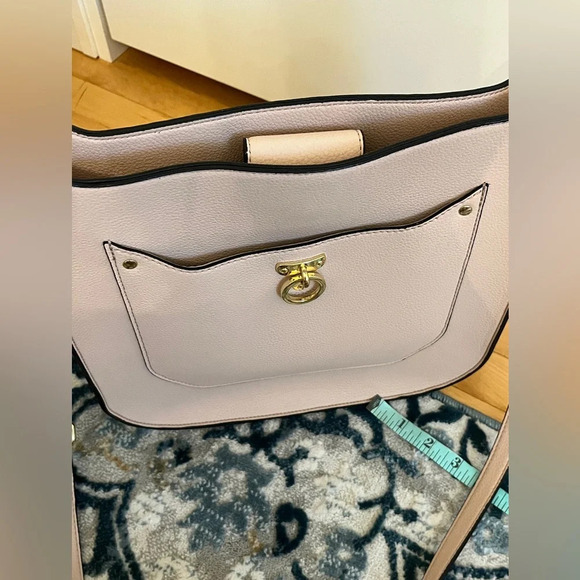Neiman Marcus leather pale pink crossover bag with gold hardware, magnetic snap - Picture 11 of 11